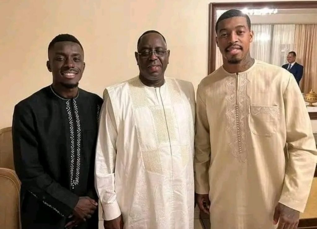 Les footballeurs Presnel Kimpembe et Idrissa Gana Gueye au Sénégal avec le Président Macky Sall 