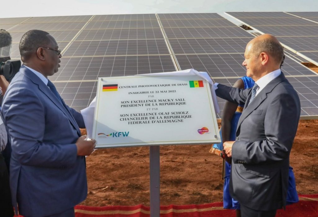 Macky Sall  et le chancelier allemand Olaf Scholz inaugure la centrale photovoltaïque de Diass au Sénégal 