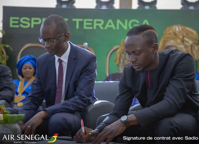  Signature de contrat : Sadio Mané et Ibrahima Kane, Directeur Général d’Air Sénégal  