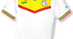 Maillot de l'équipe de football du Sénégal signé Puma disponible à la vente pour la coupe du monde au Qatar 2022