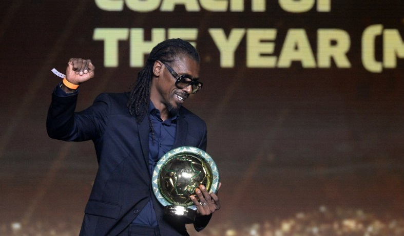 Aliou Cissé le sélectionneur du Sénégal remporte le trophée de l'entraîneur africain de l'année de la CAF Awards