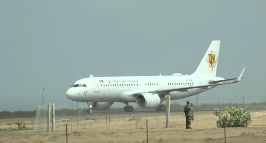 Atterrissage de l'avion présidentiel sur la piste de l'aéroport international de Saint-Louis