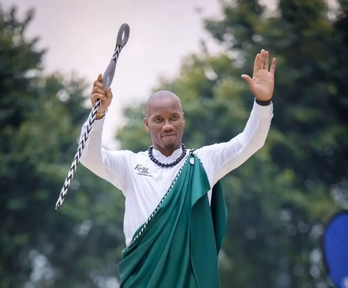 Le footballeur ivoirien Didier Drogba, en tenue traditionnelle du Rwanda pour le Kwita Izina 2022