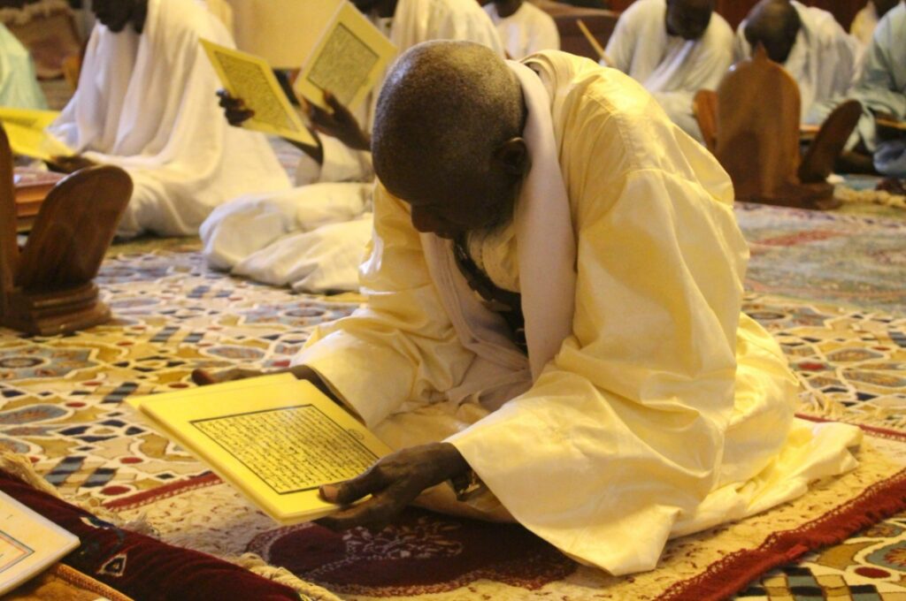 Des fidèles en pleine lecture du coran lors du magal de Touba