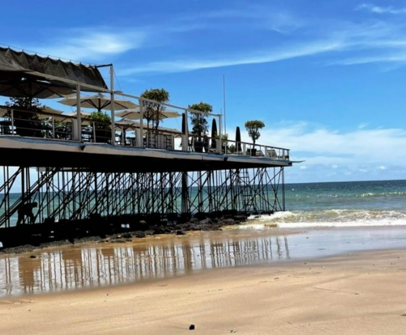 Ponton de la plage privée du lagon, à Dakar, au Sénégal