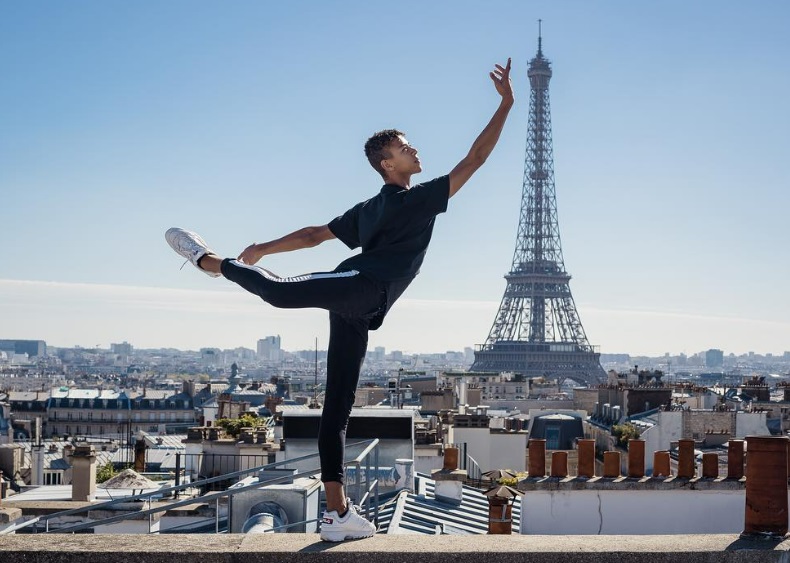 Guillaume Diop, danseur étoile, devant la tour Eiffel