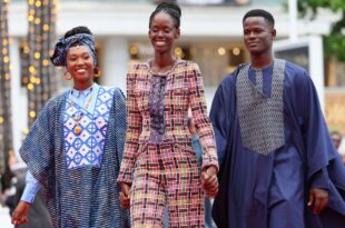 Montée des marches du festival de Cannes de Ramata-Toulaye Sy et des acteurs du film sénégalais Banel et Adama