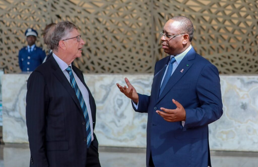 Le milliardaire Bill Gates, reçoit de Macky Sall, le commandeur de l'ordre national du lion du Sénégal