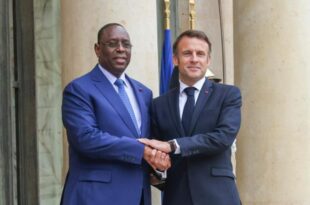 Macky Sall et Emmanuel Macron sur le perron de l'Elysée