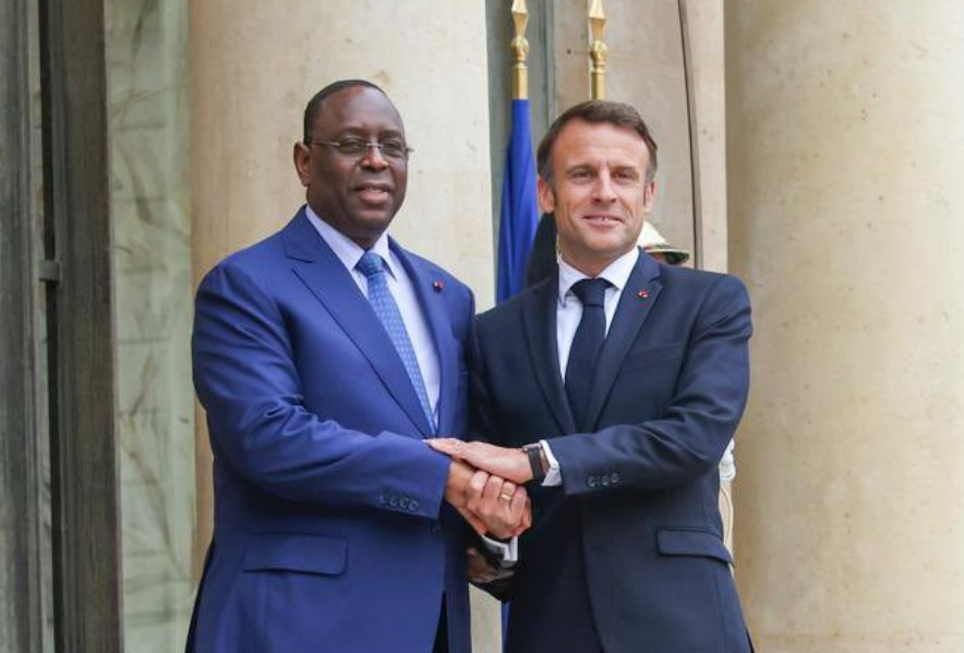 Macky Sall et Emmanuel Macron sur le perron de l'Elysée