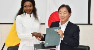 Signature du partenariat entre Coumba Gawlo Seck et l'ambassade du Japon représentée par Izawa Osamu