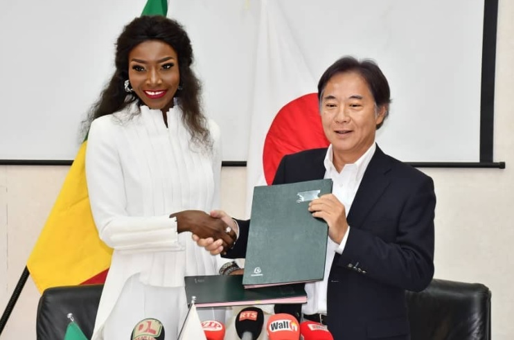 Signature du partenariat entre Coumba Gawlo Seck et l'ambassade du Japon représentée par Izawa Osamu