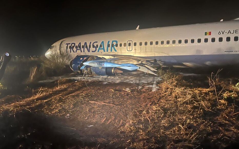L'avion transair sur le tarmac de l'aéroport AIBD de Diass au Sénégal après l'accident qui a fait 11 blessés