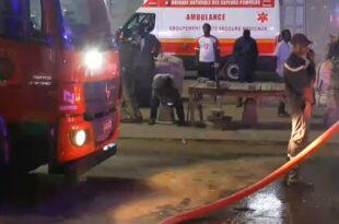 Arrivée des pompiers pour éteindre l'important incendie dans les locaux de Walf tv