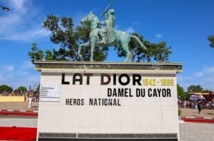 Statue représentant le héros Lat Dior et de son cheval Malaw à Thiès