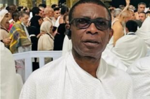 Youssou Ndour en tenue de pèlerin lors de sa Oumrah à la Mecque