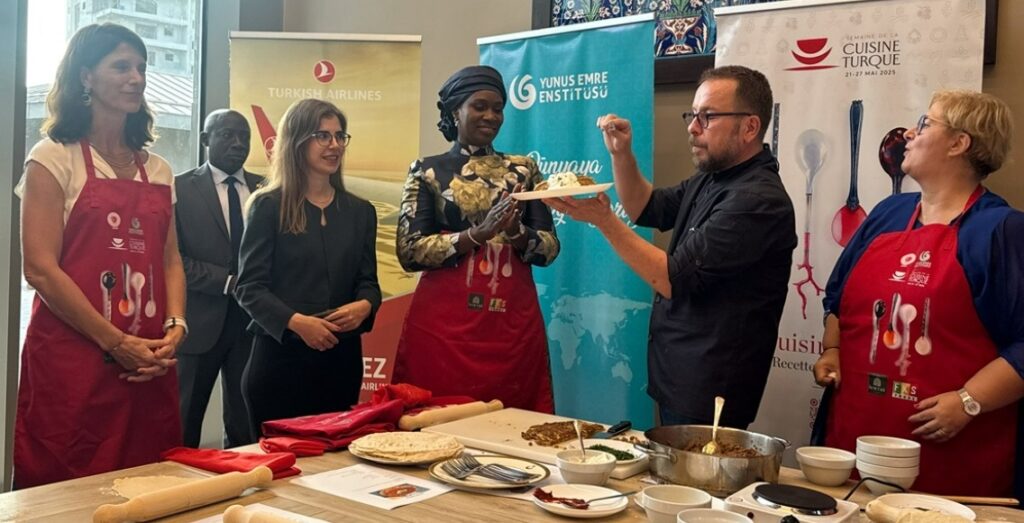 Atelier de cuisine turque à l'ambassade de Turquie au Sénégal Marie Khone Faye et le chef Yunus Emre Akkor