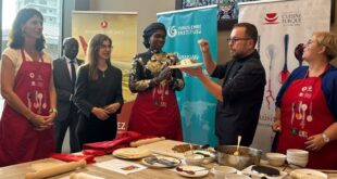 Marie Khone Faye et le chef Yunus Emre Akkor, lors d'un atelier de cuisine turque à l'ambassade de Turquie au Sénégal