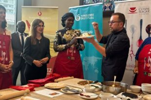 Marie Khone Faye et le chef Yunus Emre Akkor, lors d'un atelier de cuisine turque à l'ambassade de Turquie au Sénégal