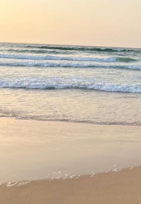 Coucher de soleil sur la plage de l'île de Ngor à Dakar, qui figure dans le palmarès des plus belles baies du monde