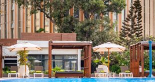 Au bord de la piscine de l'hôtel Ibis Styles de Dakar au Sénégal