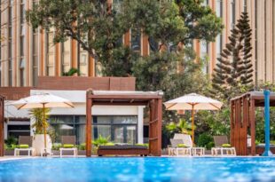 Au bord de la piscine de l'hôtel Ibis Styles de Dakar au Sénégal